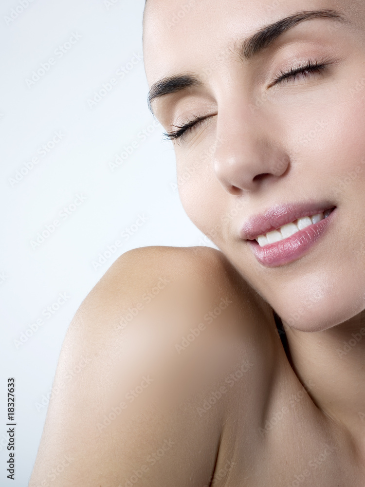 jeune femme 25-30 ans amoureuse sensuelle exstase jeune femme 25-30 ans amoureuse sensuelle exstase