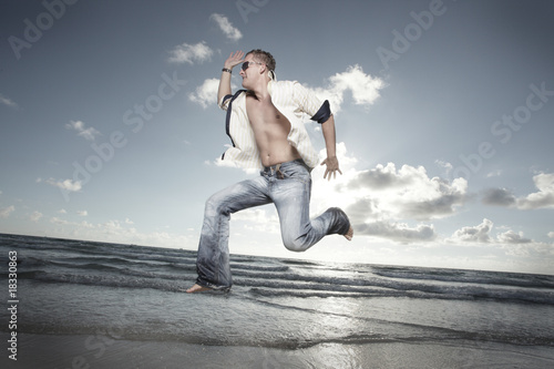 Midair jump on the beach © Felix Mizioznikov