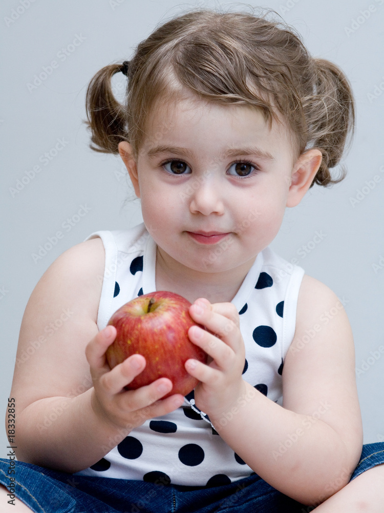 bambina con  la mela in mano