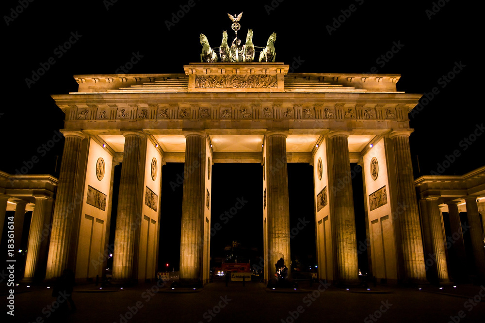 Fototapeta premium Porta di Brandeburgo Berlino illuminata