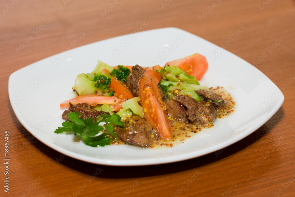 Warm salad with broccoli and hen's liver Warm salad with broccoli and hen's liver