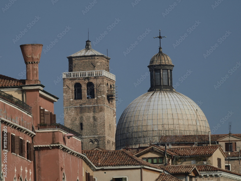Torre y cimborrio de la iglesia de San Geremia en Venecia