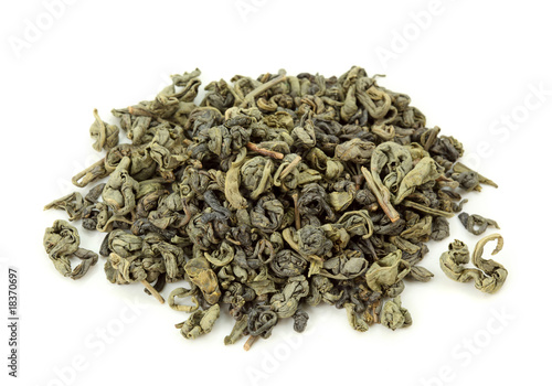 Foto Gunpowder tea isolated on the white background