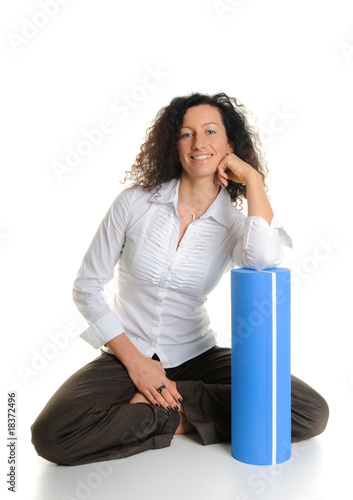 Portrait einer Frau im Schneidersitz photo