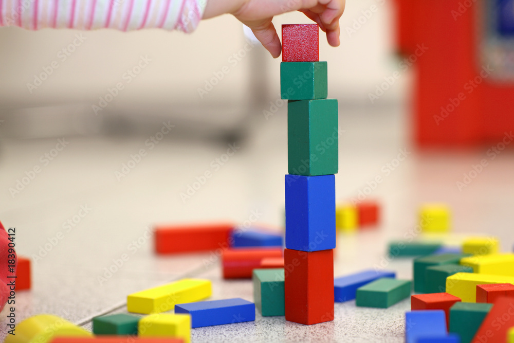 Obraz premium Kind und Bauklötze