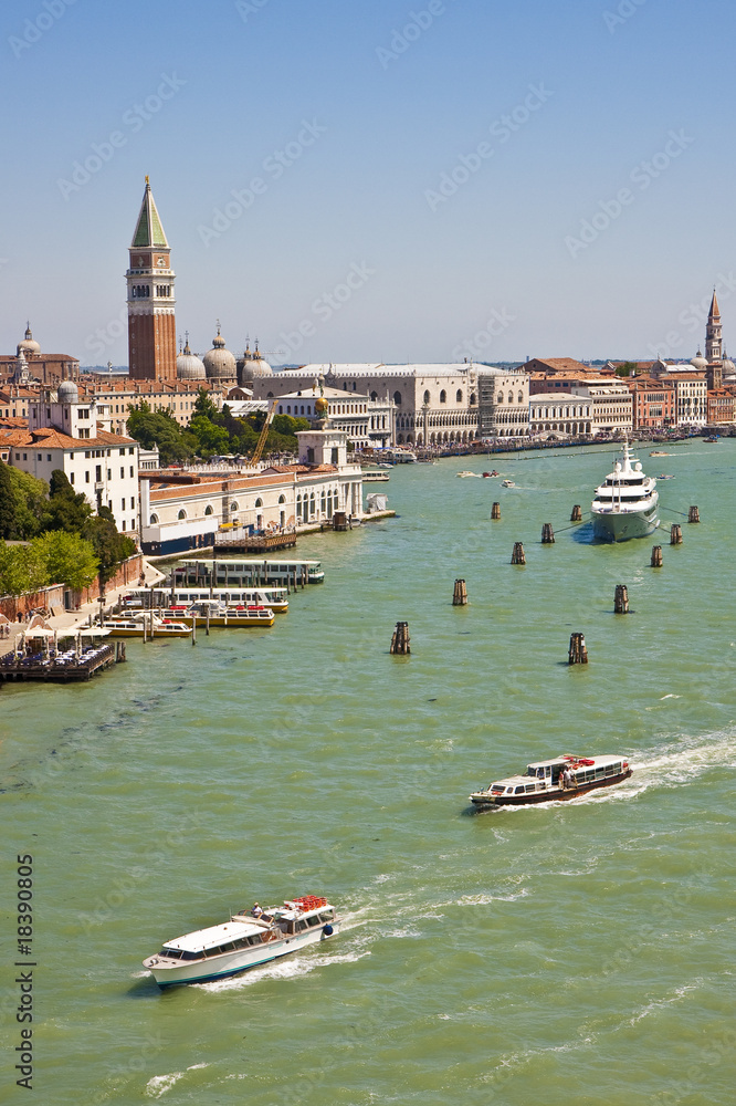 Obraz premium Canal Past St Marks Square