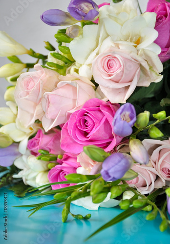 Rosen und Fresien Bouquet