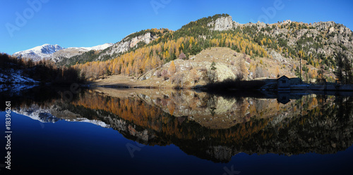 couleur d'autonme sur le lac de la minière photo