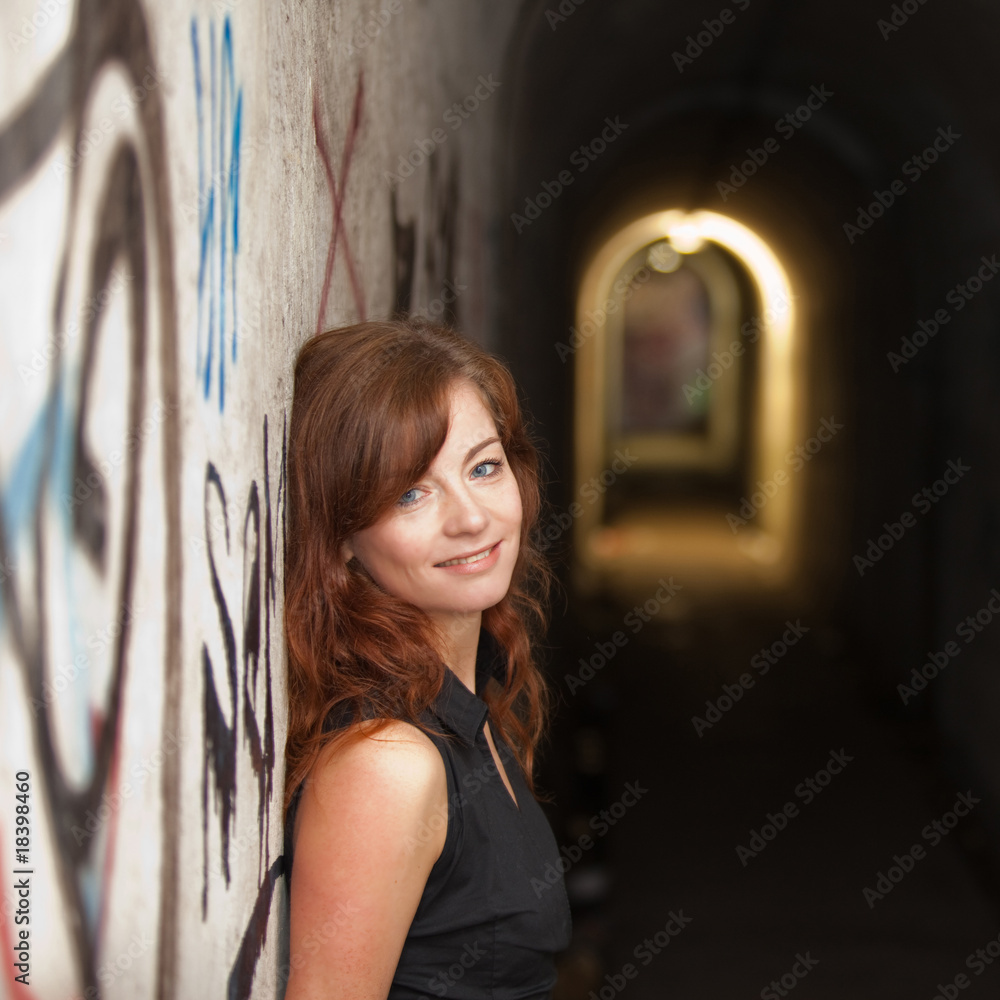 Fototapeta premium Frau im Tunnel - Woman in a tunnel