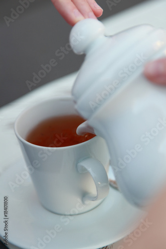 Obraz na płótnie filling a cup w salonie