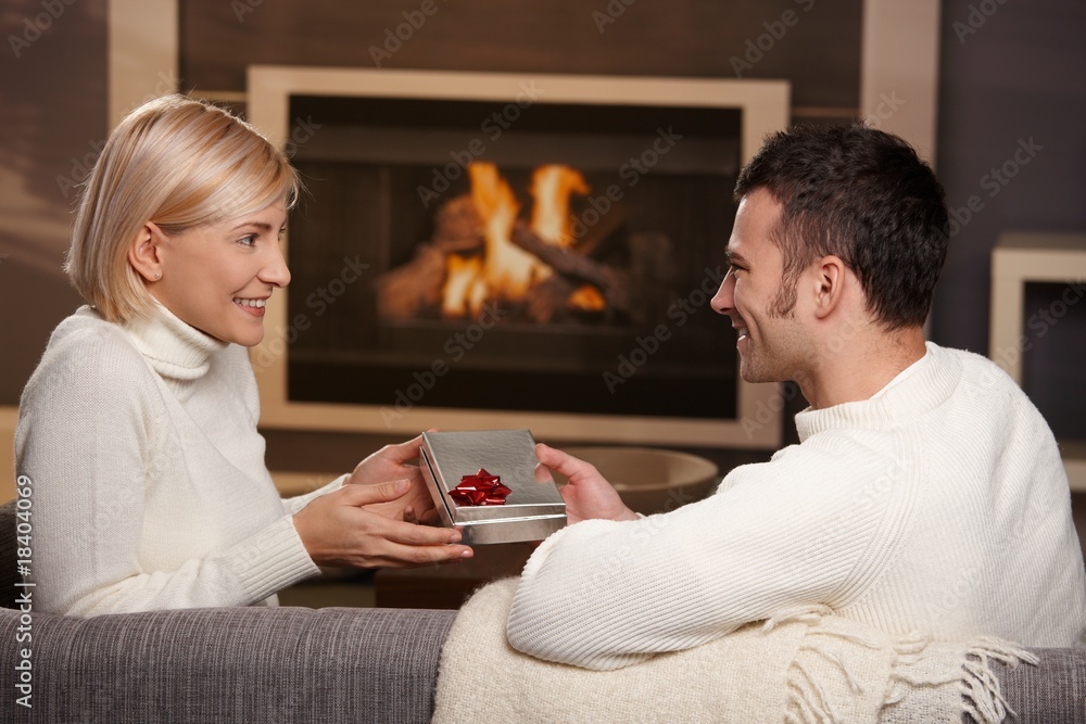 Fotografia Couple exchanging gift at home