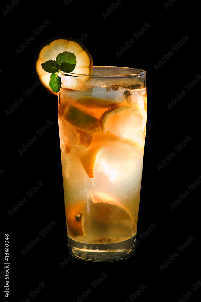 Fotografie Cocktail auf schwarzem Hintergrund