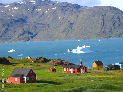 pueblo junto al fiordo