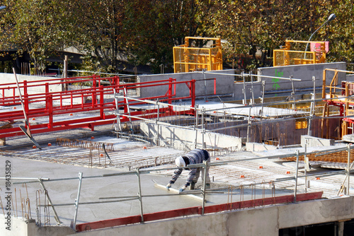 Chantier  - nivelage d'une dalle de béton
