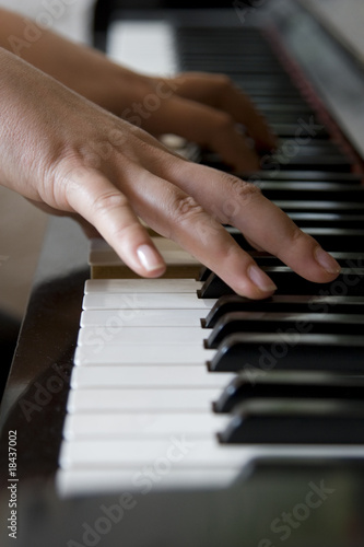 Klavier spielen aktiv mit Hände