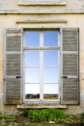 altes Fenster mit Ausblick