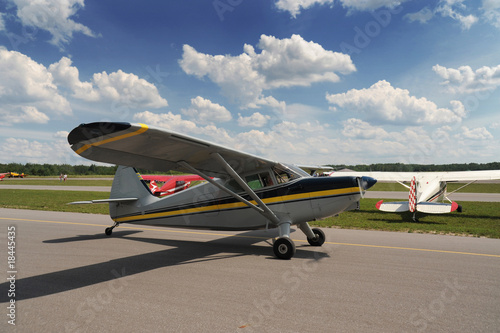 Φωτογραφία Vintage plane prepares fot take-off (3)