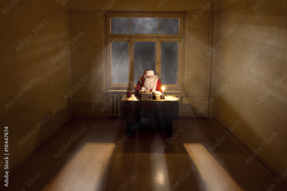 Obraz premium Santa in a big empty room