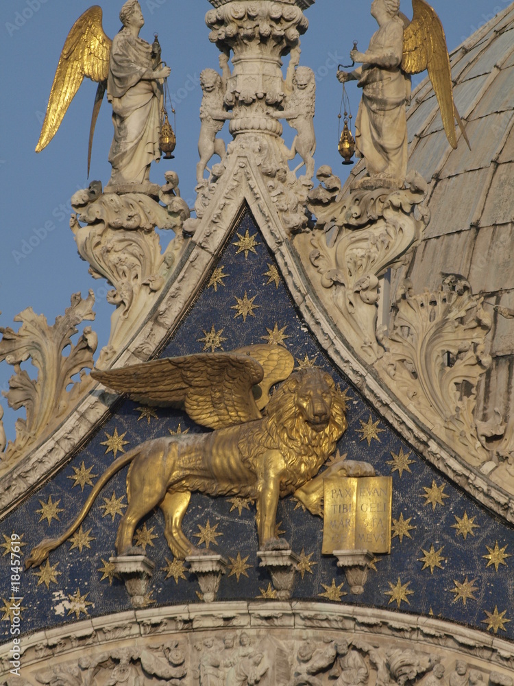 León dorado con pan de oro en San Marcos en Venecia