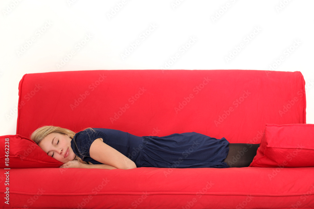 hübsche frau auf rotem sofa