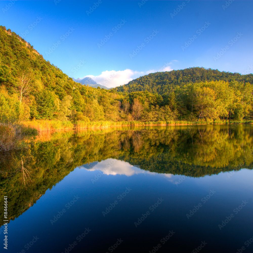 Lago di montagna con riflesso al calare del sole