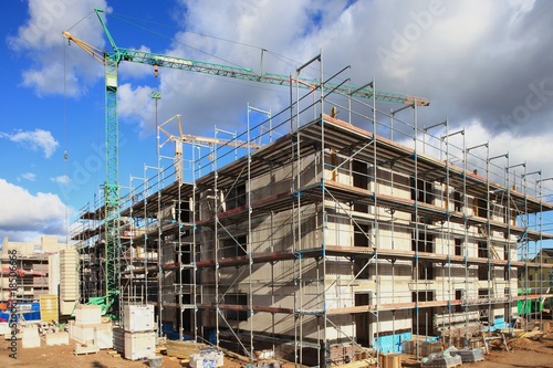 Baukrane, Krane, Hochbau, Hausbau, Wolkenhimmel