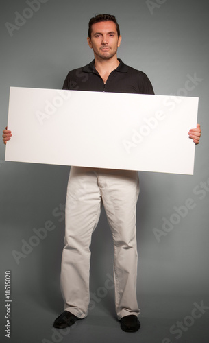 Man holding blank message b...