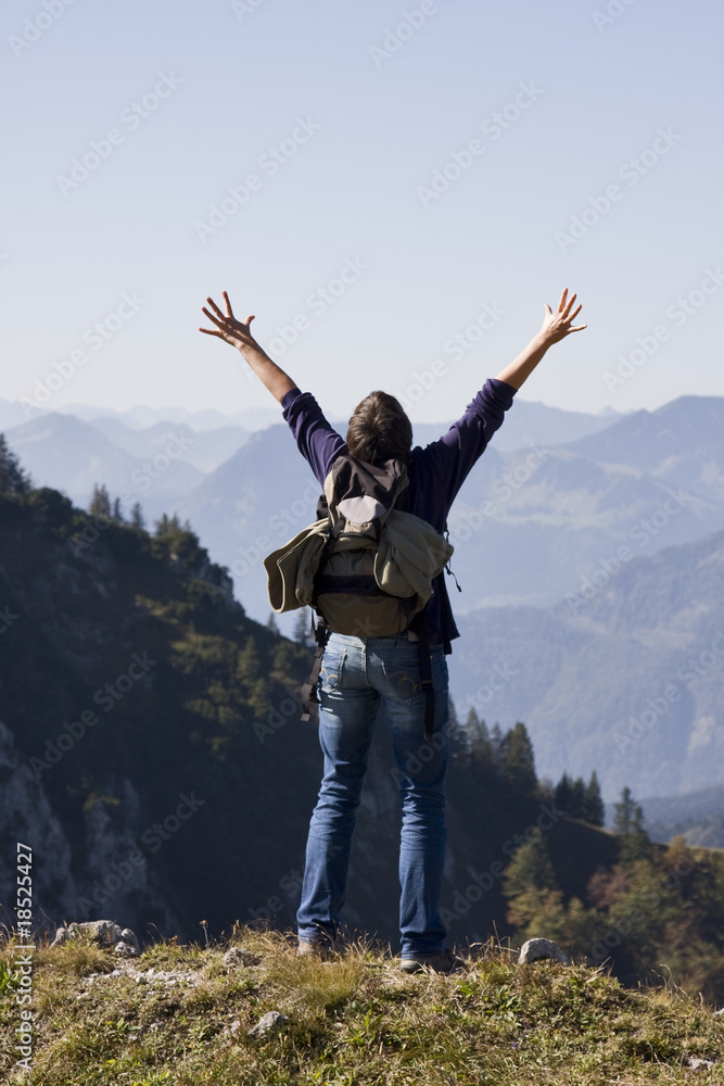 Obraz premium frau mit siegespose in den alpen