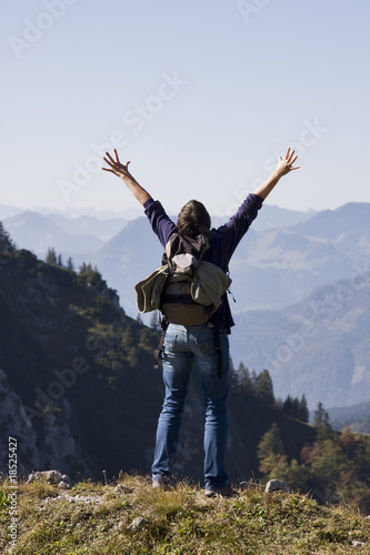 frau mit siegespose in den alpen