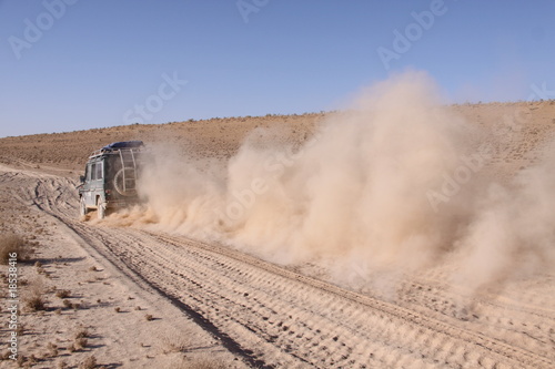 Staubpiste in der Karakum Wüste - Turkmenistan