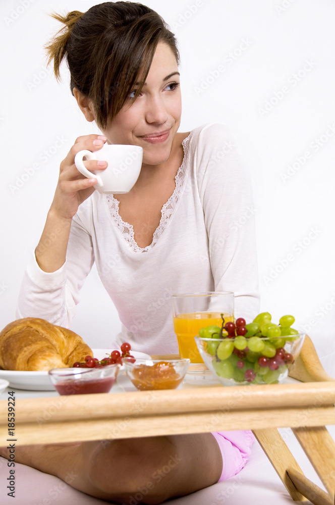 Junge Frau beim Frühstück