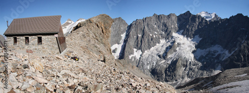 Refuge devant la Barre des Ecrins
