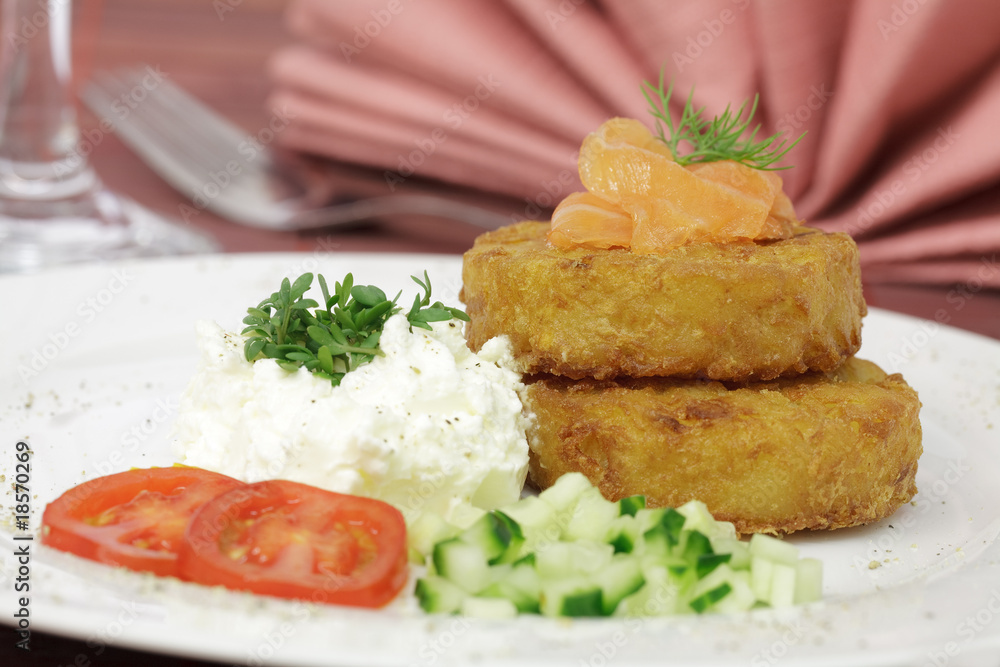 Kartoffelröstis mit Lachs und Frischkäsecreme Kartoffelröstis mit Lachs und Frischkäsecreme