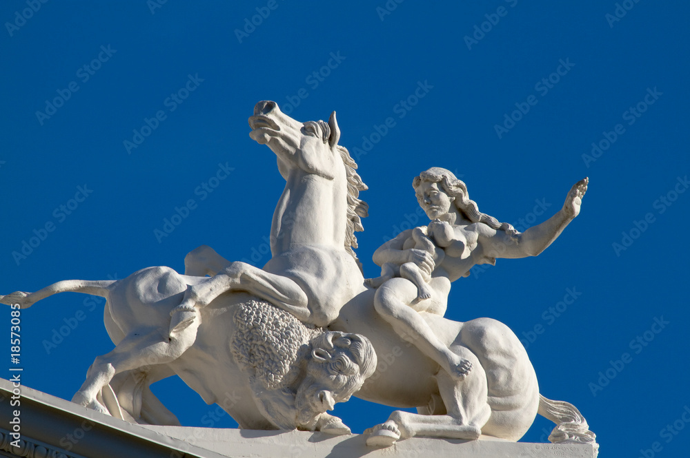 Obraz premium State capitol sculpture woman horse buffalo