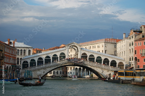Most Rialto w Wenecji © Darios