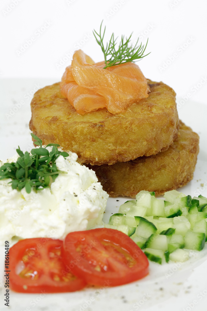 Kartoffelröstis mit Lachs und Frischkäsecreme Kartoffelröstis mit Lachs und Frischkäsecreme