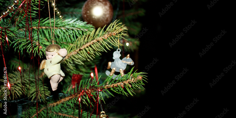 Weihnachtsschmuck am grünem Tannenzweig Weihnachtsschmuck am grünem Tannenzweig