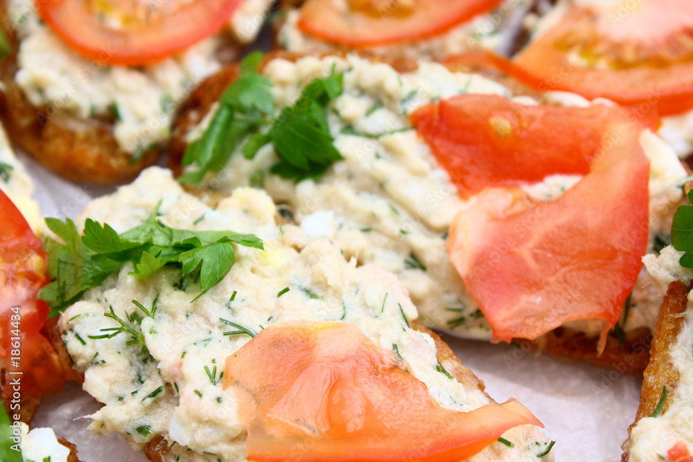 Sandwiches with fish, tomatoes and parsley Sandwiches with fish, tomatoes and parsley