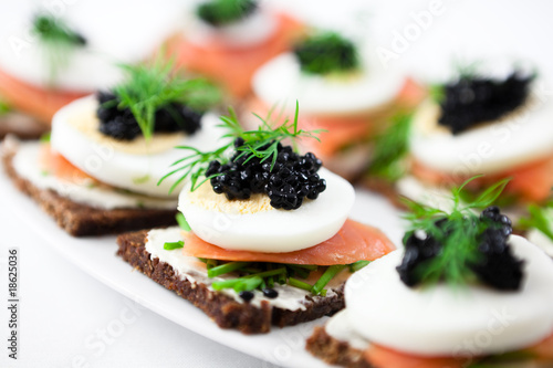 Foto Canapes with smoked salmon and caviar