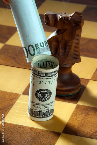 Schach mit Dollar und Euro Geldschein. Dollar Abwertung. photo