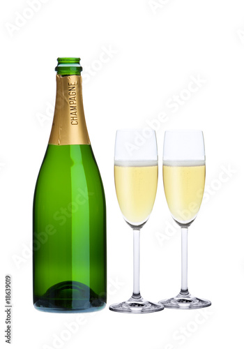 Champagnerflasche und Gläser