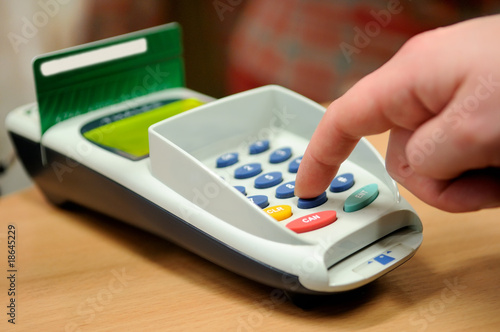 Making payment using credit plastiñ card reader photo