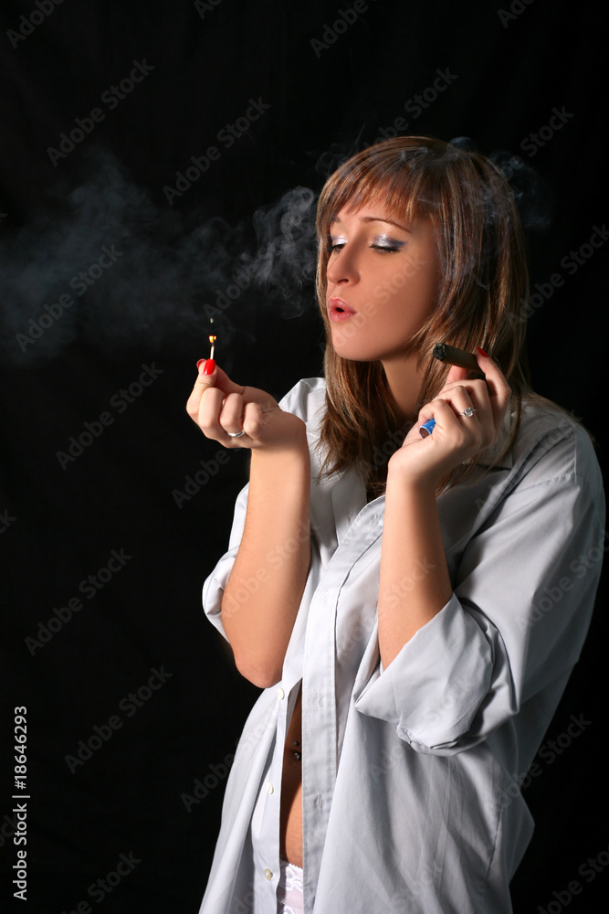 Obraz premium blonde posing with a match and cigar