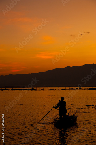Fisherman in Payao lake, north of Thailand © Sura Nualpradid