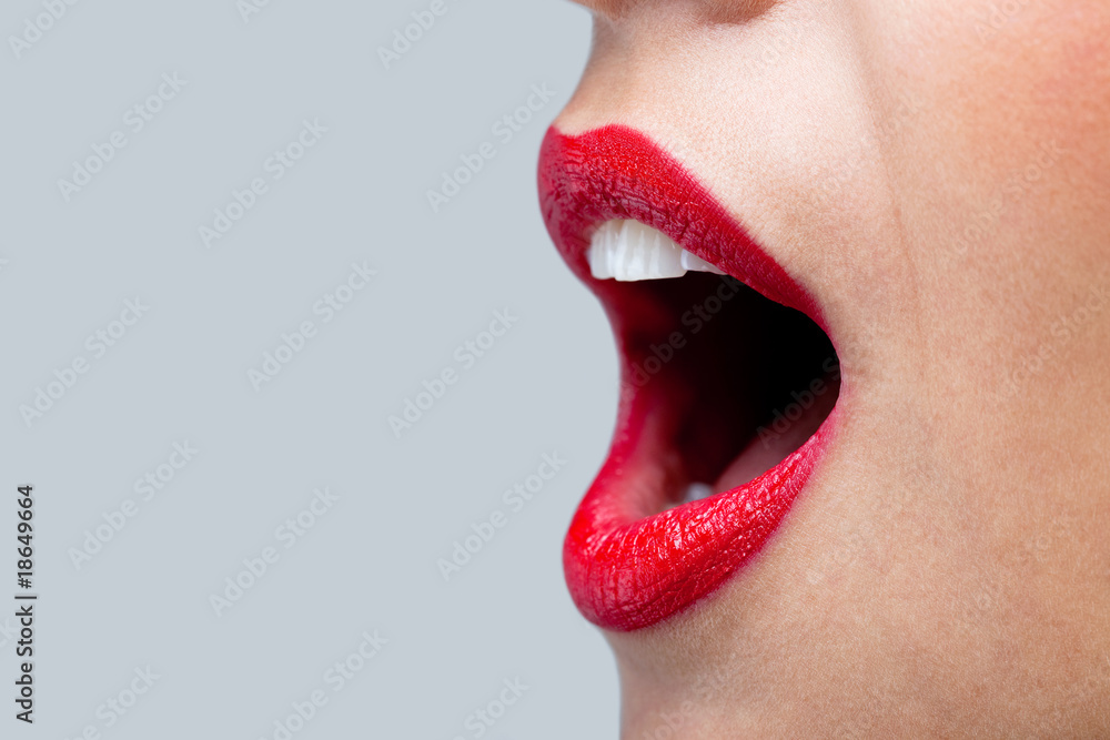 Naklejka premium Womans szeroko otwarte usta czerwoną szminką.