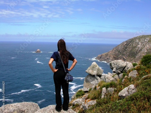 mujer mirando el horizonte en finisterre