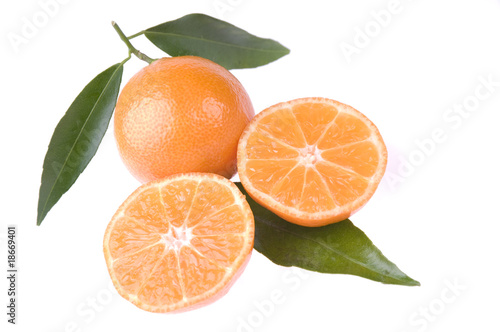 Fototapeta Naklejka Na Ścianę i Meble -  One clementine and 2 halfs