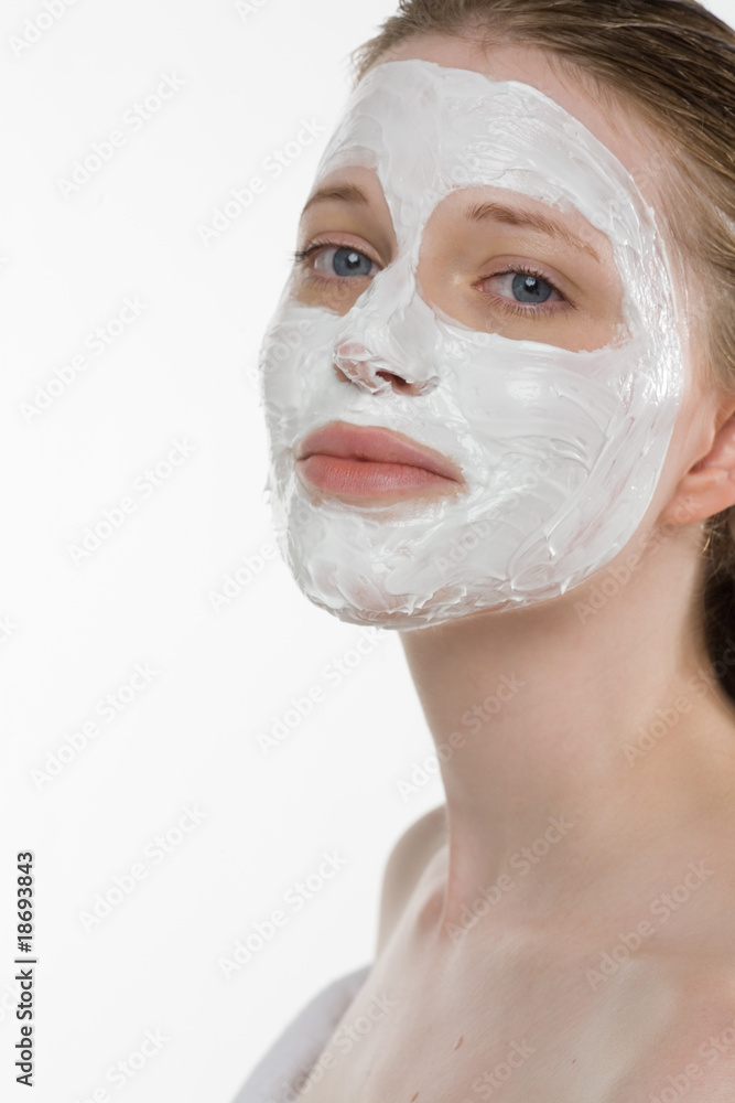 Frau mit weisser Gesichtsmaske vor weiss