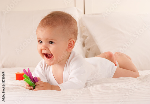 Принти на полотні Happy baby with pegs