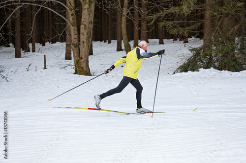 Фотография Senior beim Ski Langlauf im Winter